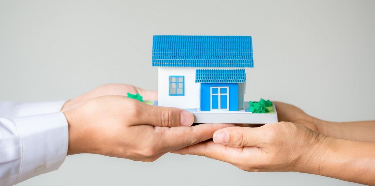 Real estate broker agent presenting and consult to customer to d Bezpieczeństwo transakcji dzięki pośrednikom nieruchomości.